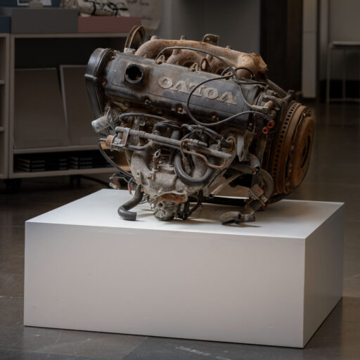 Inifrån motorn hörs ljudet av ett mänskligt hjärta i vilopuls. Motorn ställdes ut hösten 2022 under utställningen Burnout, Göteborgs Konsthall.